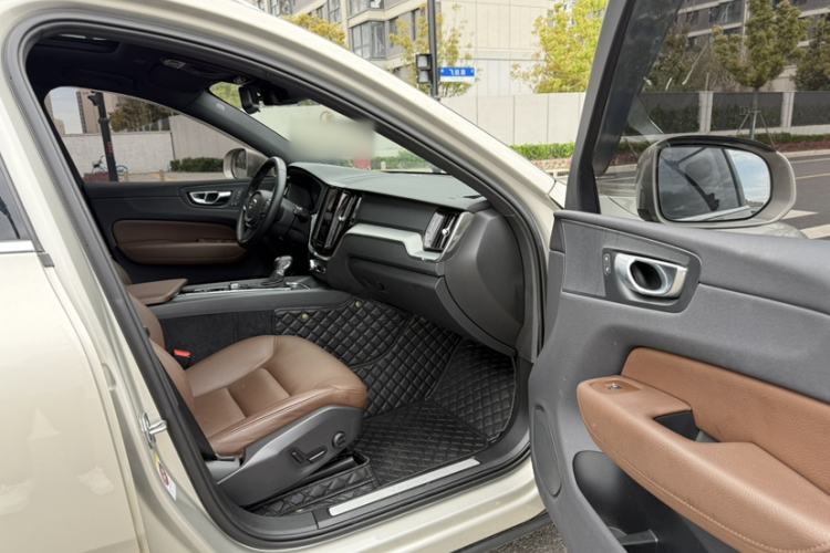 Used Volvo XC60 2021 T5 4x4 Smart Luxury Edition Interior 12