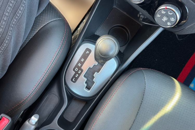 Used Kia K2 2015 Sedan 1.4L Automatic GLS Gear Lever