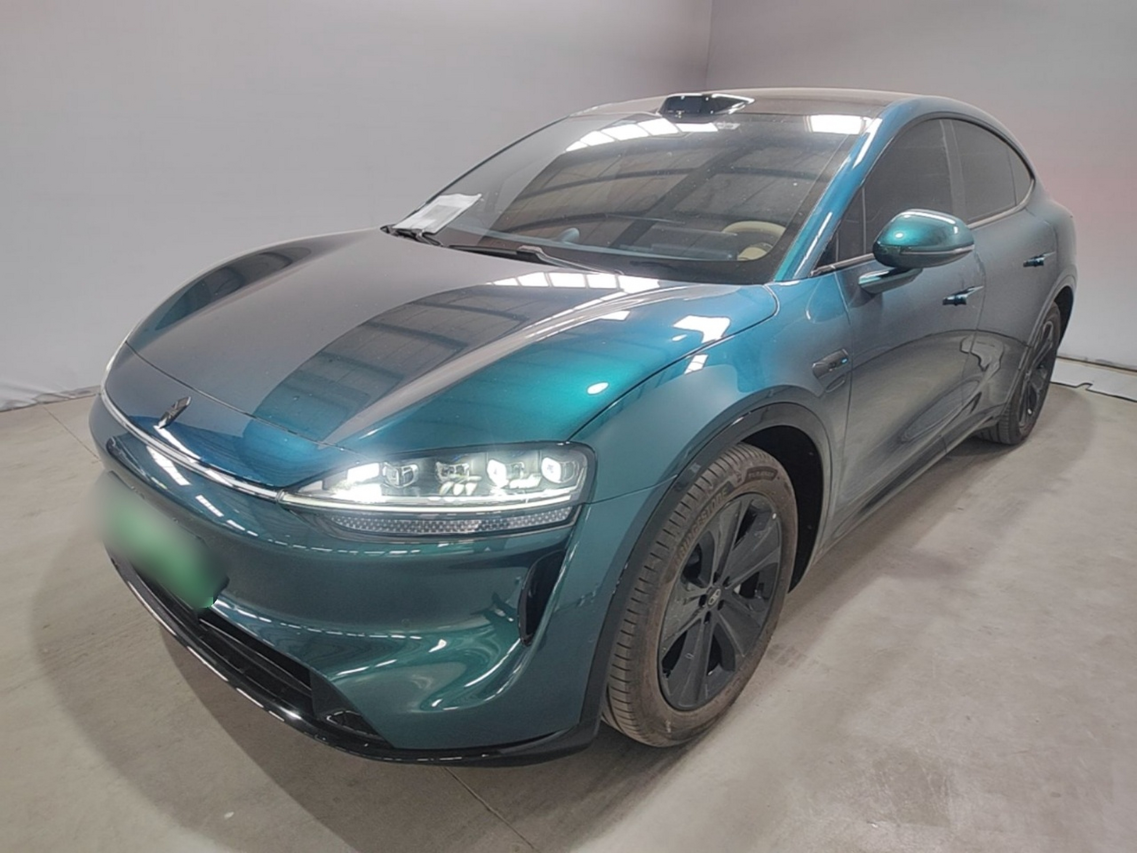 Unter der Vorderseite des Autos