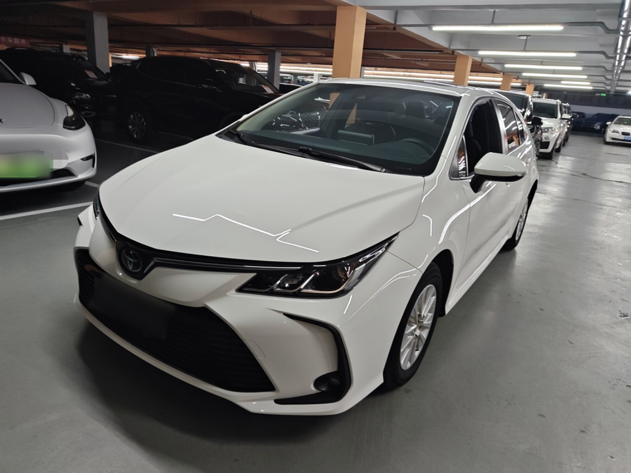 Под передней частью автомобиля