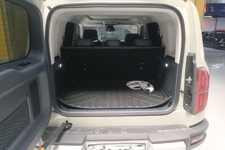 Used Formula Leopard 5 2023 Navigator Edition Trunk