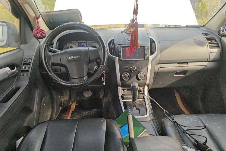 Used Isuzu D-MAX 2015 2.5T Two-Wheel Drive Automatic High-Performance Elite Version 4JK1
