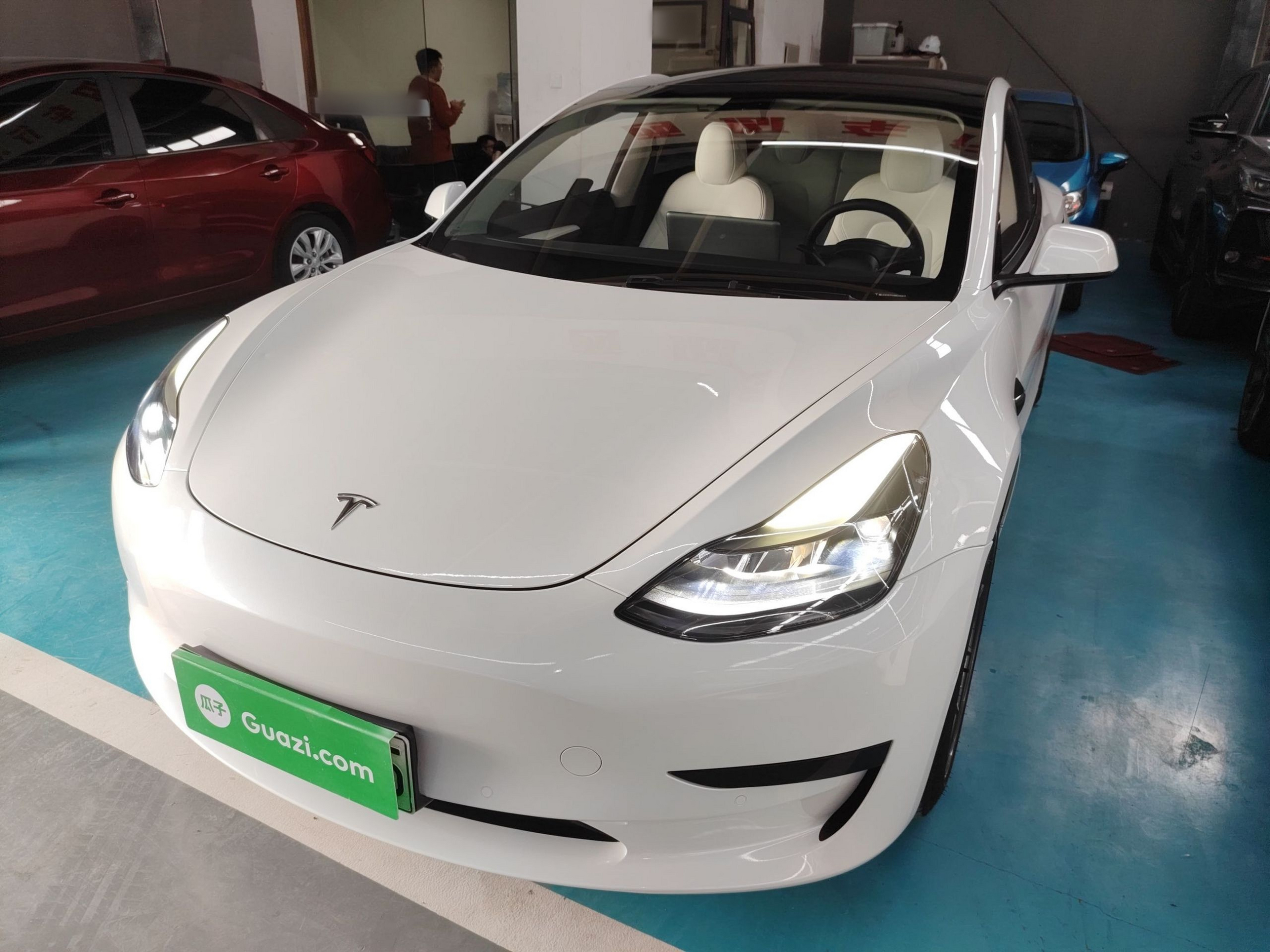 Под передней частью автомобиля