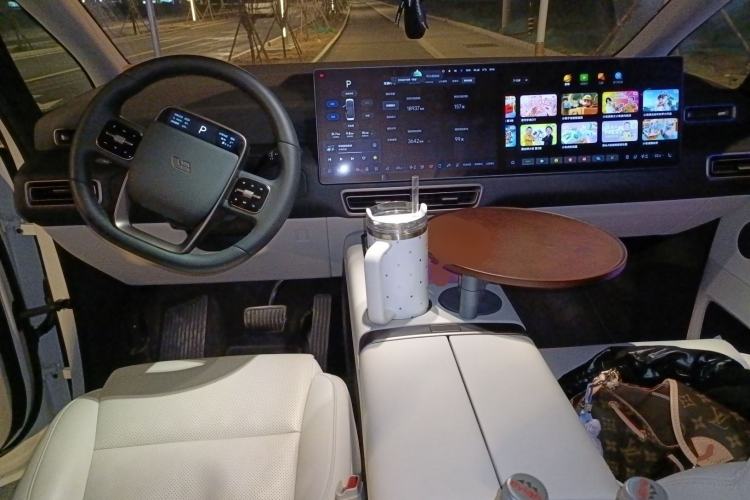 Used Li Auto MEGA 2025 Home Family Special Edition
