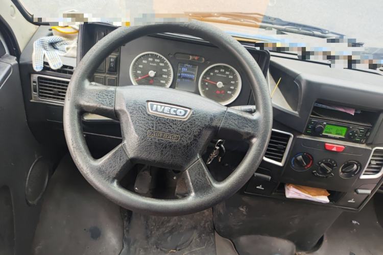 Used Iveco Daily 2020 2.5T A35 Passenger Van with Dual Tires Mid-Roof Design 5-9 Seater Side-Sliding Door China V Emission Standard
