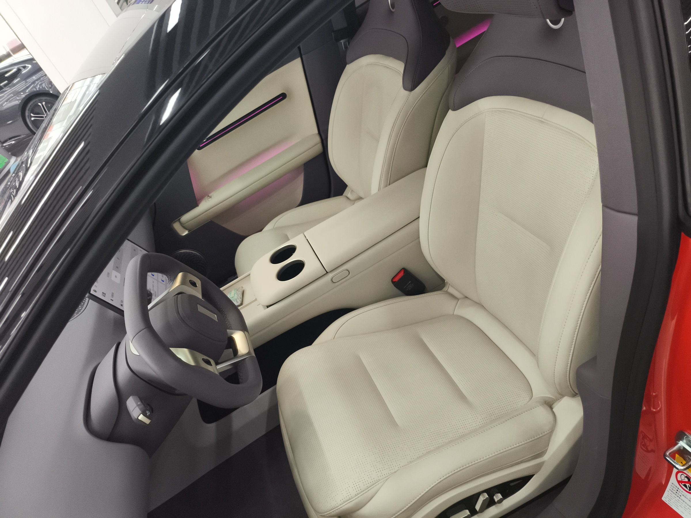 المقاعد الأمامية داخل السيارة