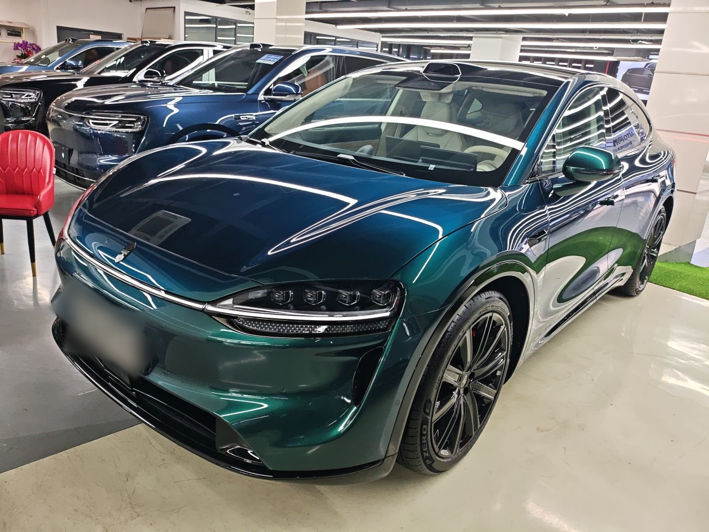 Под передней частью автомобиля