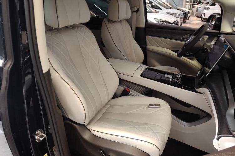 Used Denza D9 2024 DM-i 970 Luxury Model
