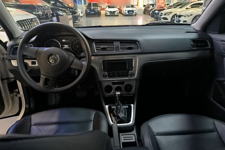 Used Volkswagen Gran Lavida 2013 1.6L Automatic Comfort Model Center Console