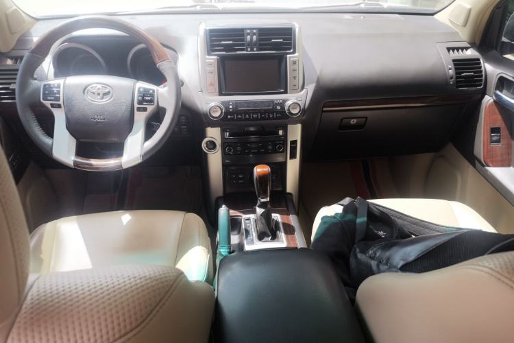 Used Toyota Prado 2010 4.0L Automatic VX NAVI Center Console
