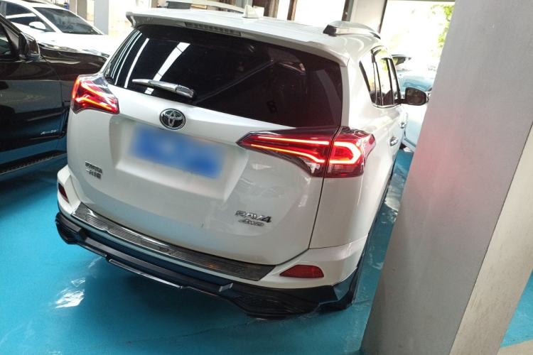 Used Toyota RAV4 2016 2.0L CVT Two-Wheel Drive Fashion Edition China V Standard
