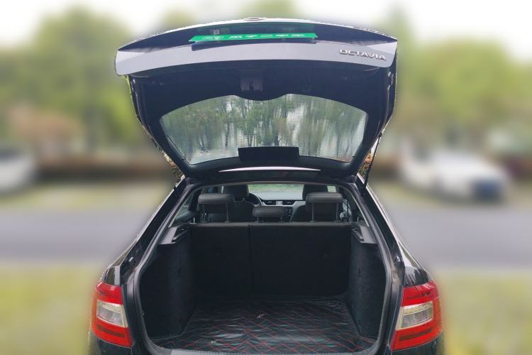 Used Skoda Octavia 2015 1.6L Automatic Yijie Edition Trunk