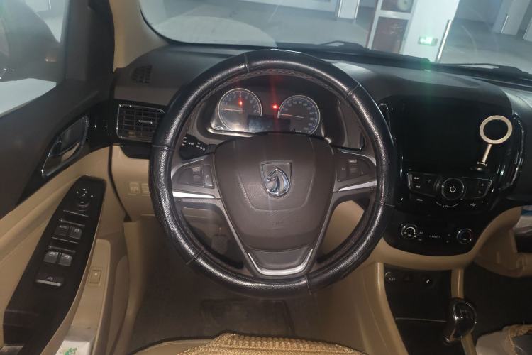 Used Baojun 730 2015 1.8L Manual Luxury Navigation ESP Version 7-seater
