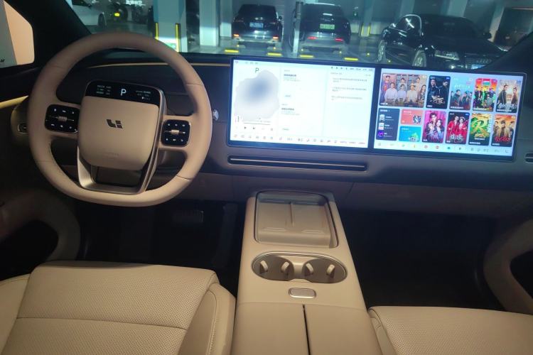 Used Li Auto i6 2025 Model Four-Wheel-Drive Standard Type
