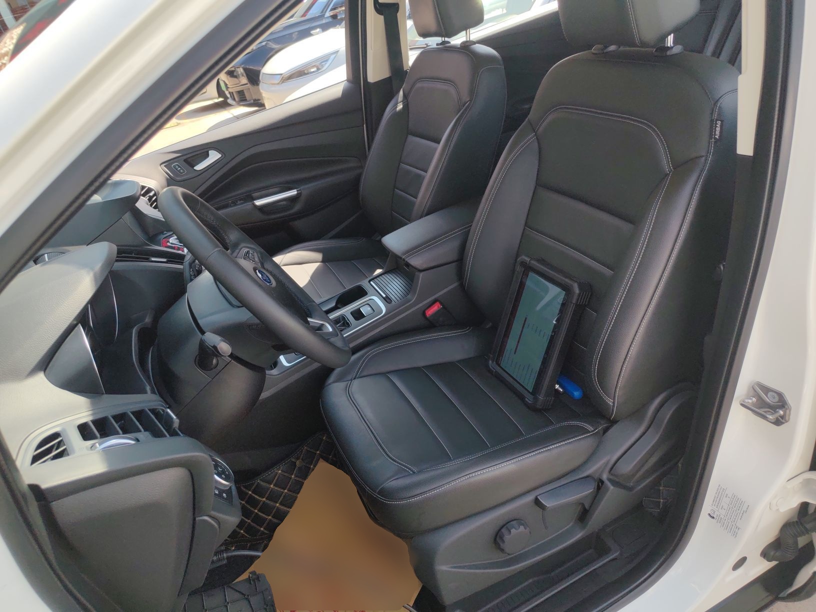 المقاعد الأمامية داخل السيارة