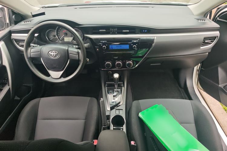 Used Toyota Corolla 2014 1.6L CVT GL Center Console