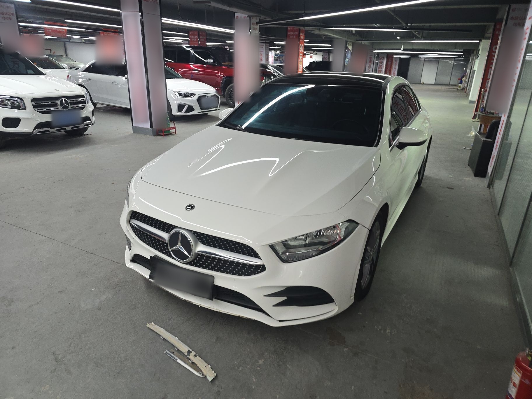 تحت مقدمة السيارة