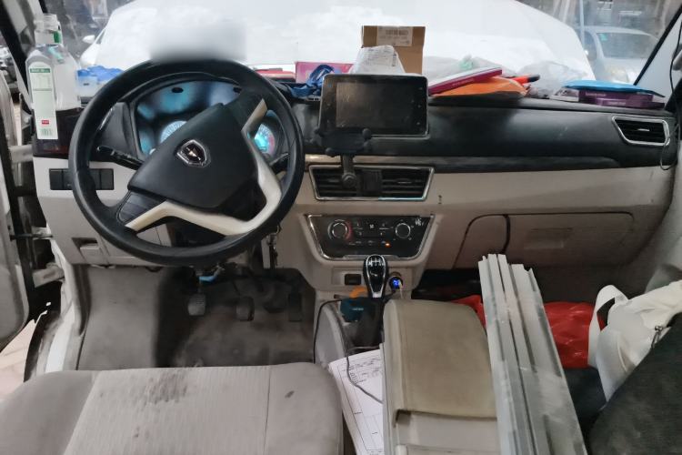 Used Jinbei New Hiace S 2023 1.5L Wealth Edition Passenger Van 5/6/7-Seater Non-Air-Conditioned Version SWC15M Center Console