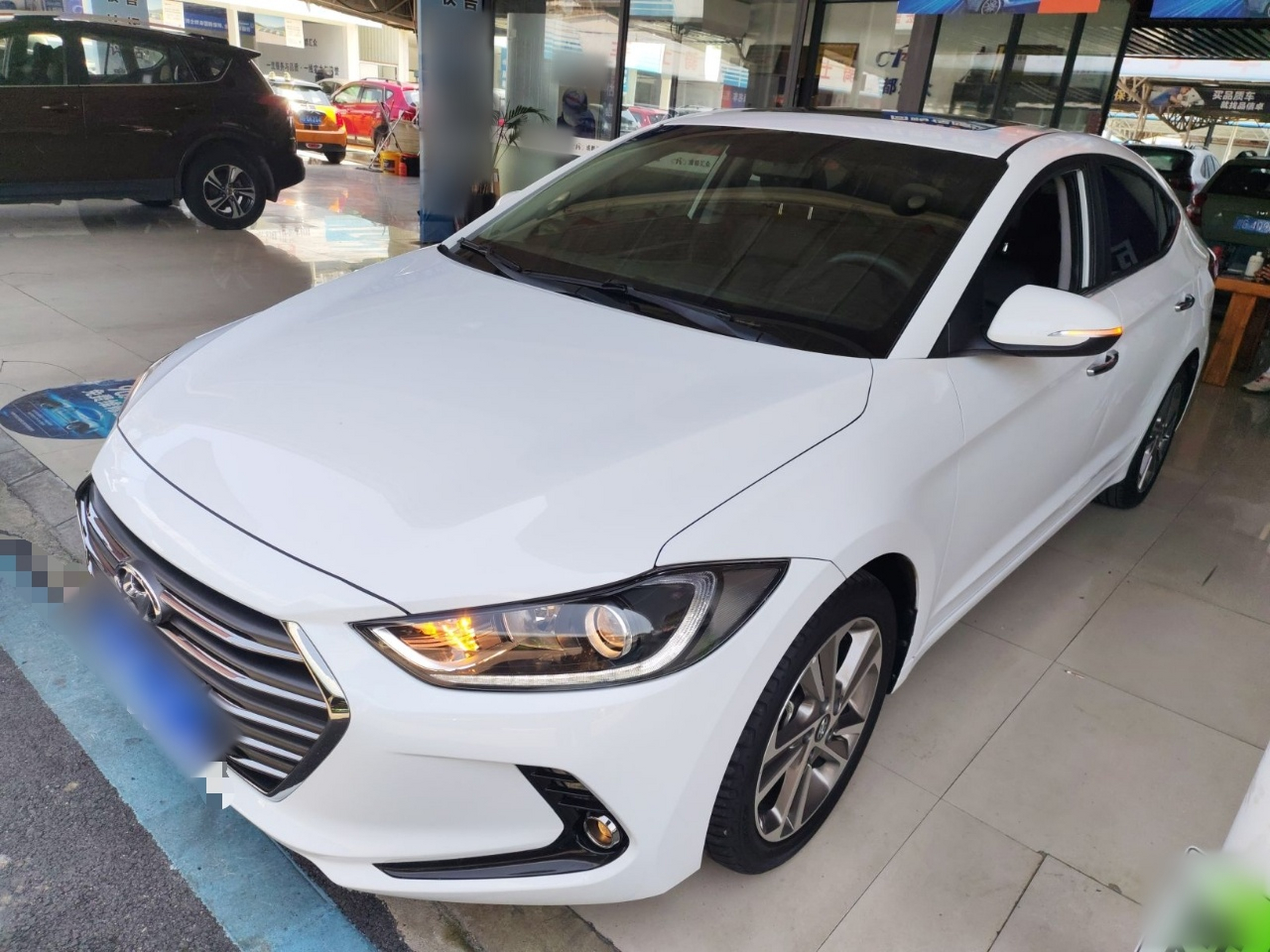 Под передней частью автомобиля