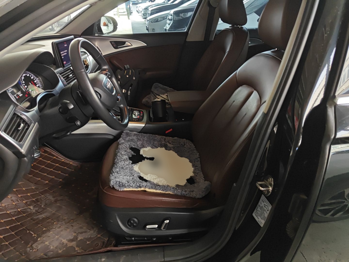 المقاعد الأمامية داخل السيارة