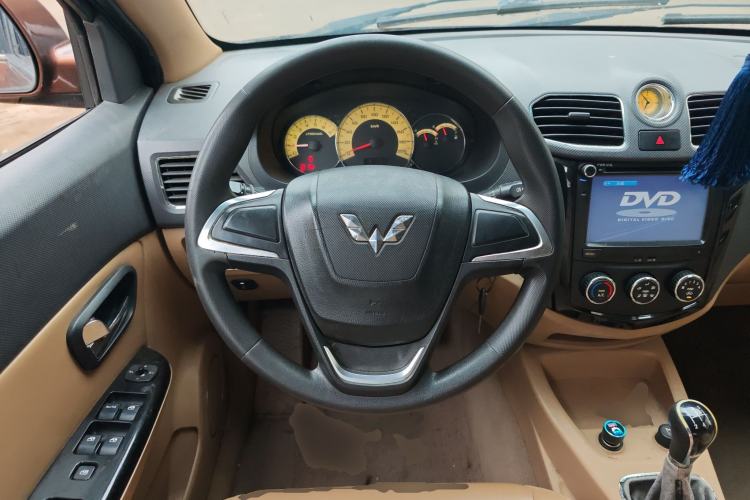 Used Wuling Hongguang 2014 1.2L S Comfort Model China IV