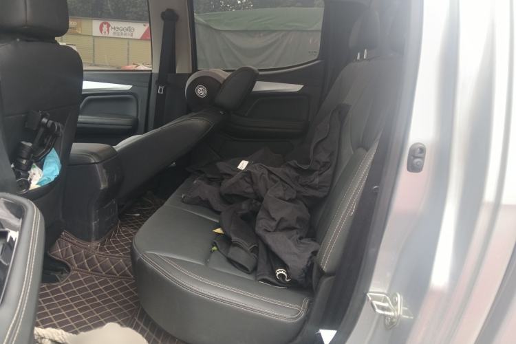 Used Isuzu D-MAX 2023 2.5T Manual 4x4 Diesel Flagship Long Wheelbase Interior 4