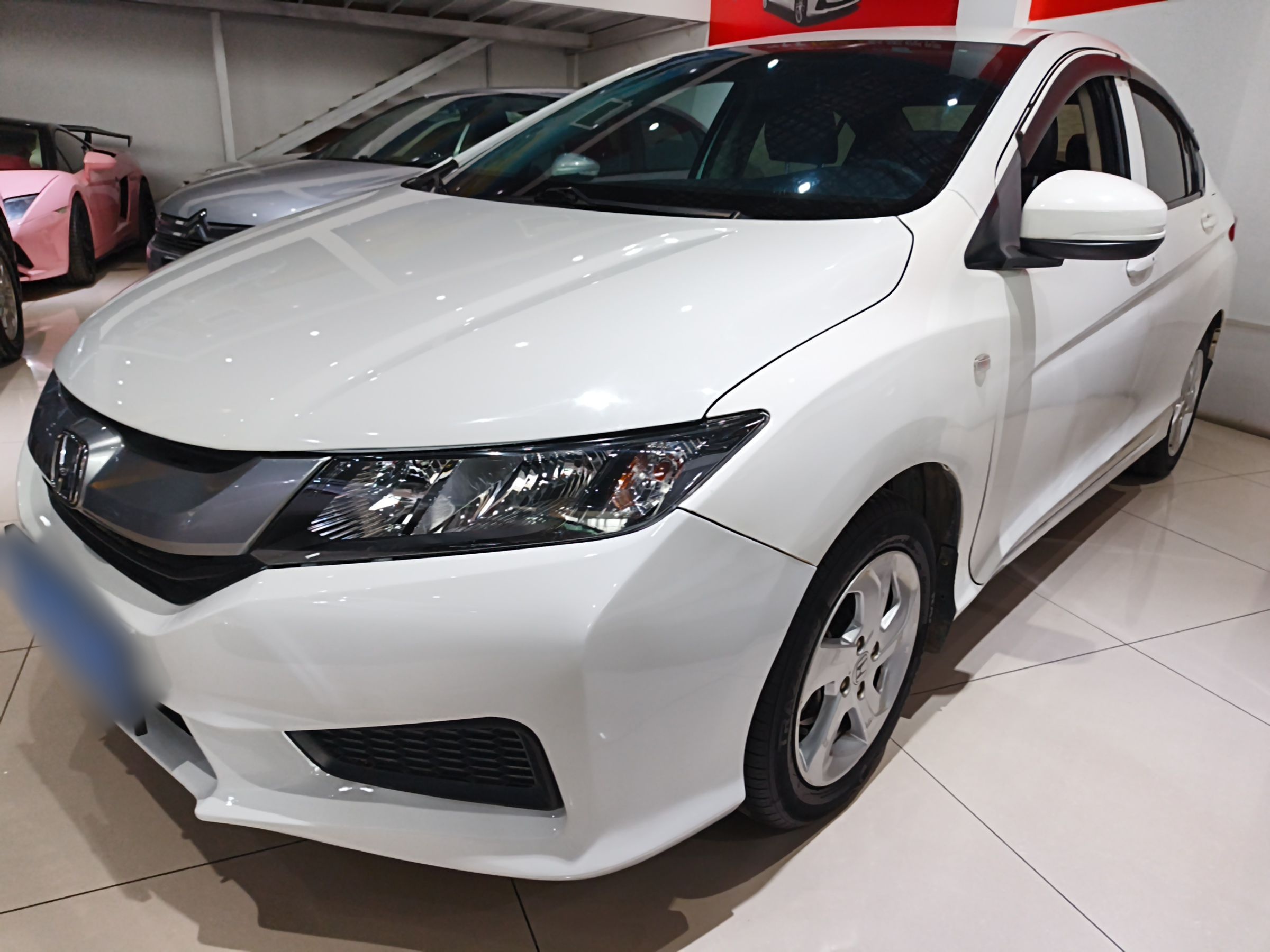 تحت مقدمة السيارة