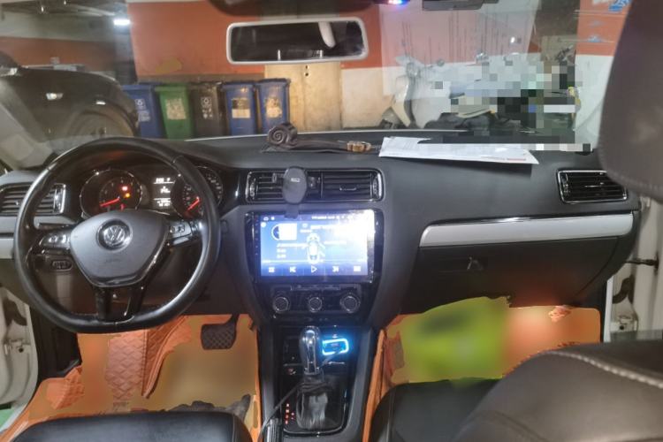 Used Volkswagen Sagitar 2017 230TSI Automatic Comfort Version Center Console