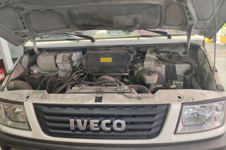 Used Iveco Daily 2020 2.5T A35 Passenger Van with Dual Tires Mid-Roof Design 5-9 Seater China V Emission Standard
