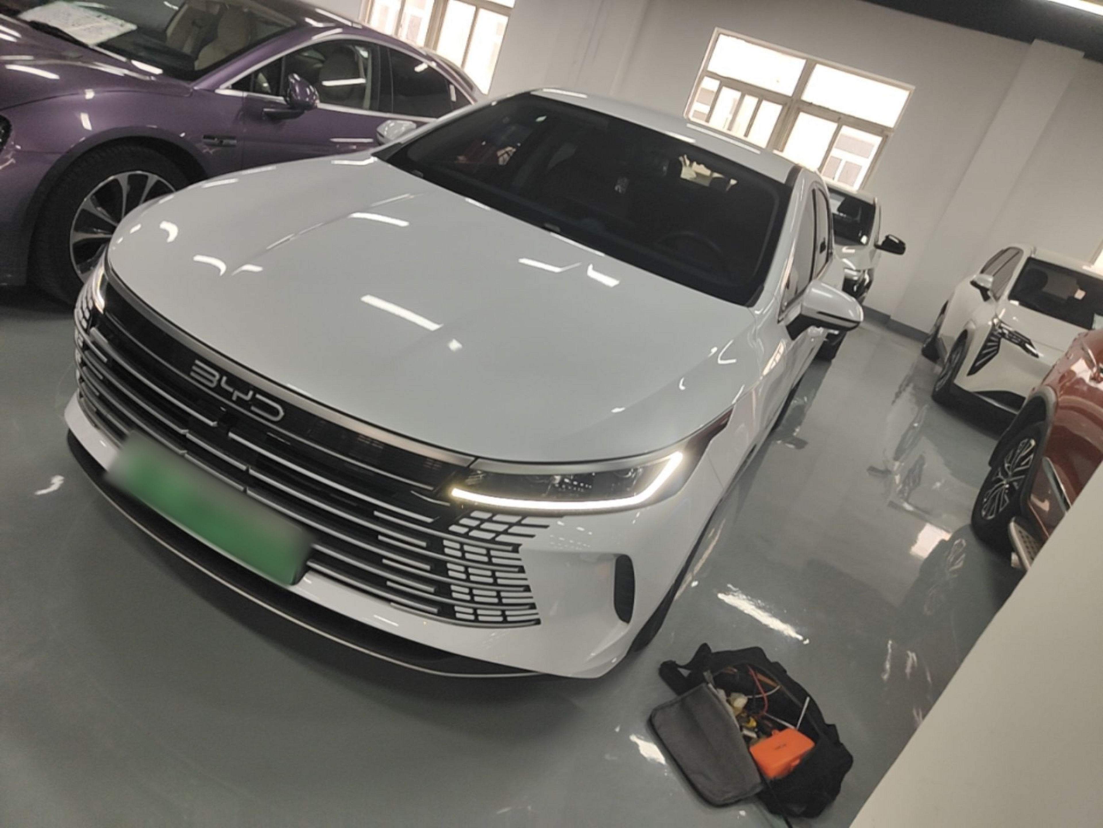 Под передней частью автомобиля
