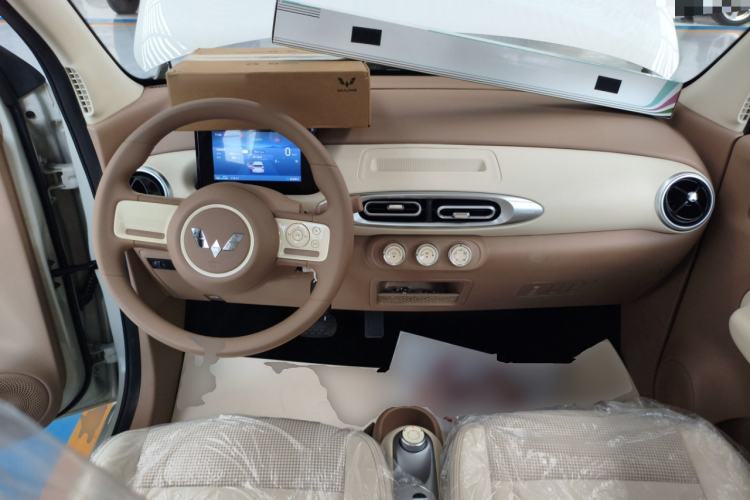 Used Wuling Hongguang MINIEV 2025 Four-Door Version Advanced Edition Center Console