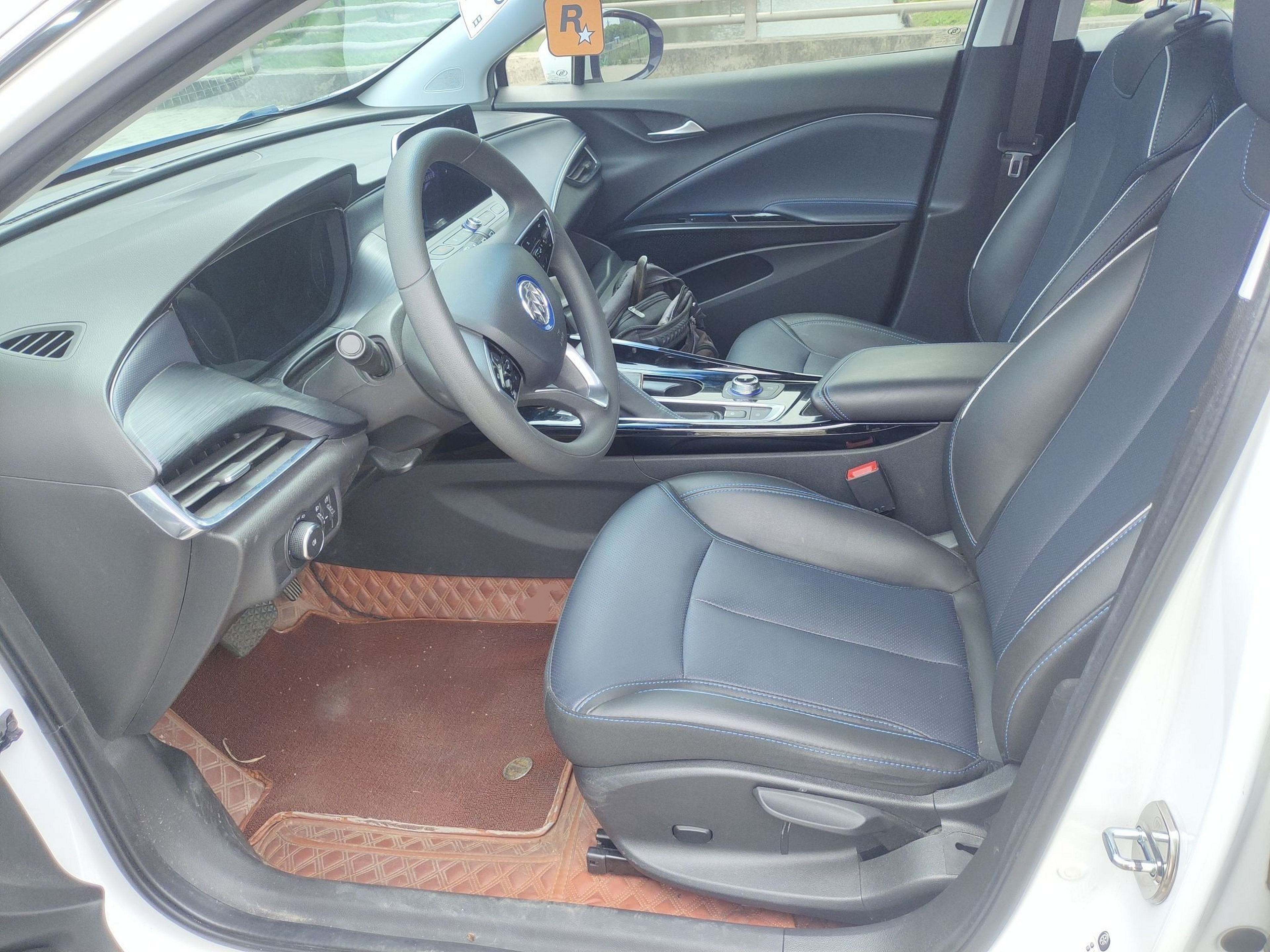 Переднее сиденье в автомобиле