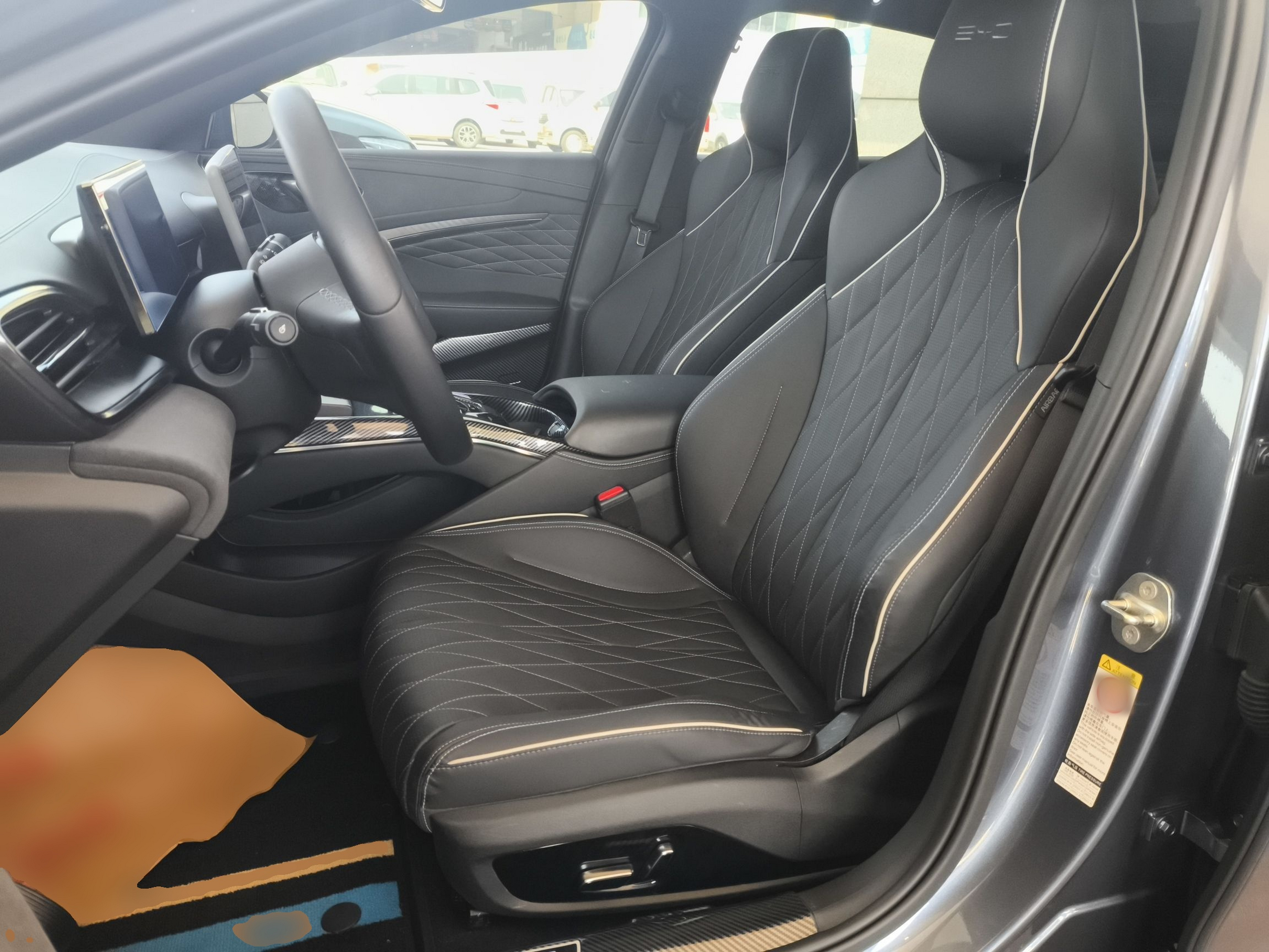 Переднее сиденье в автомобиле