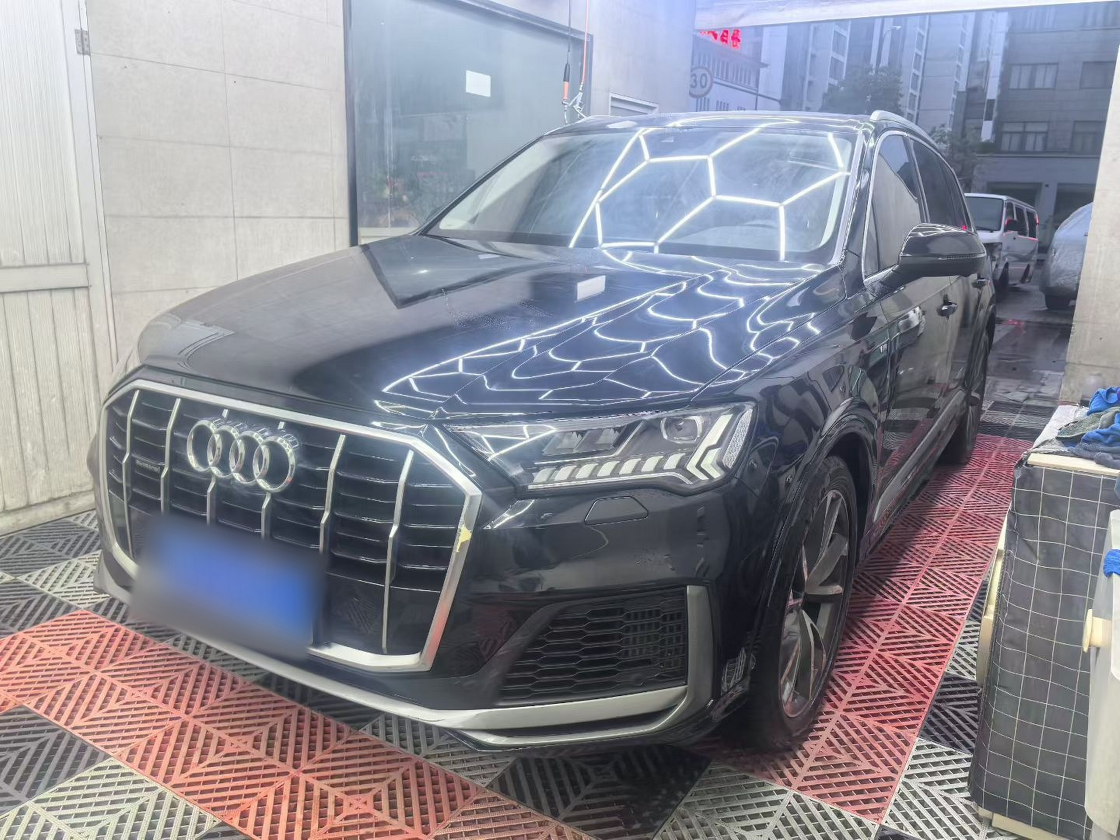 Под передней частью автомобиля