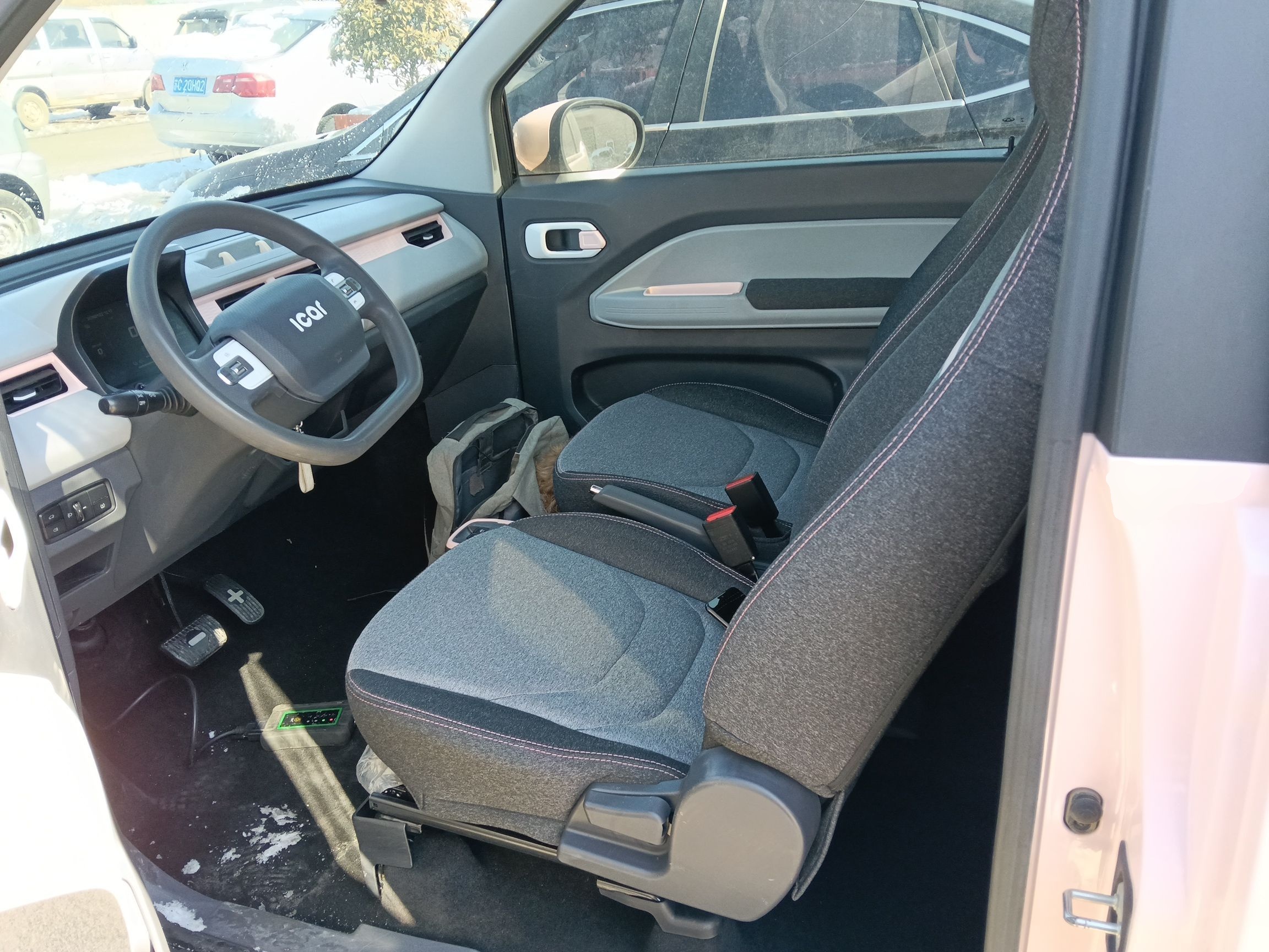 المقاعد الأمامية داخل السيارة