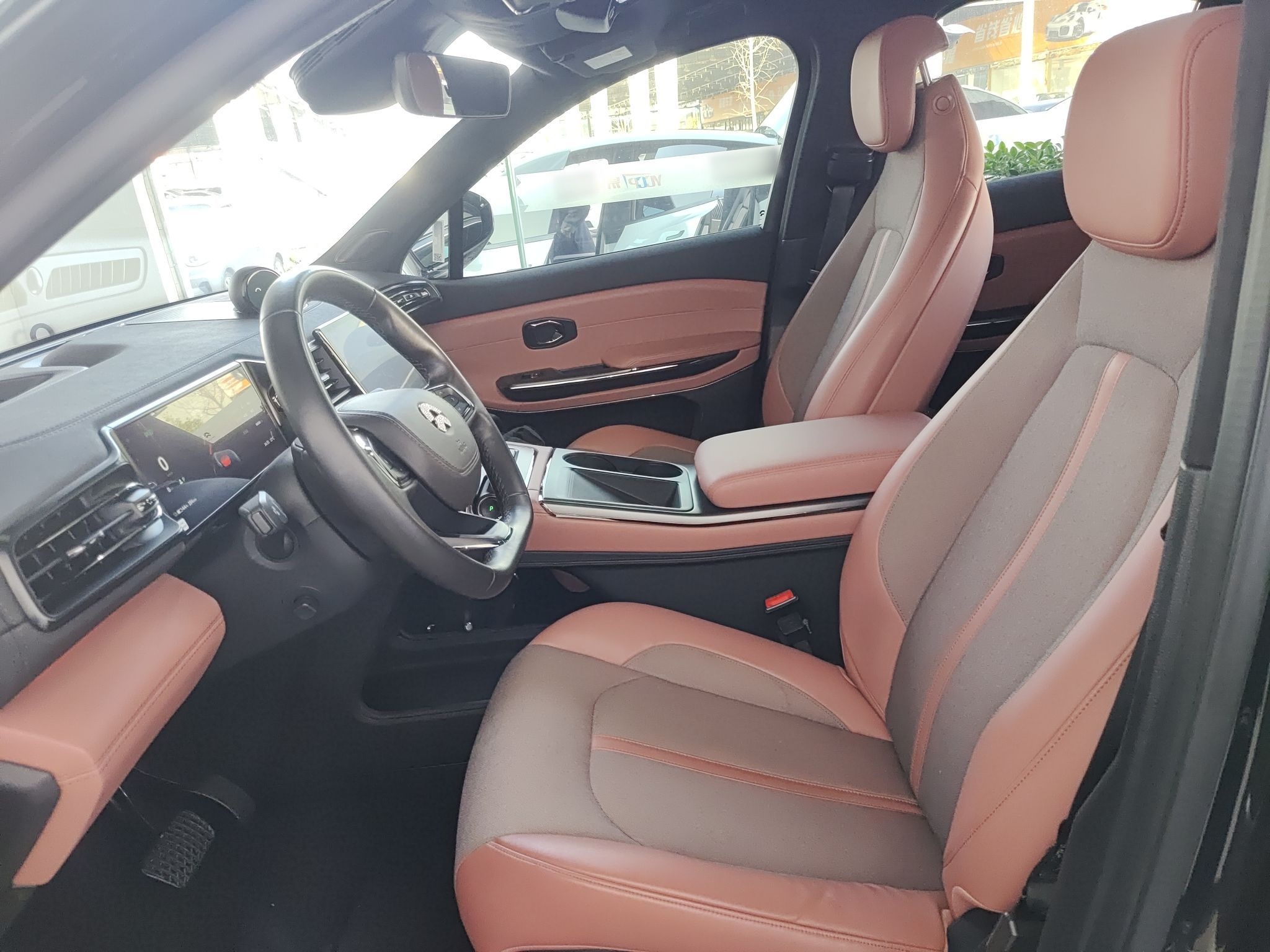 المقاعد الأمامية داخل السيارة