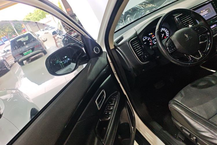 Used Mitsubishi Outlander 2018 2.4L 4x4 Luxury Edition 7-Seater Driver Seat