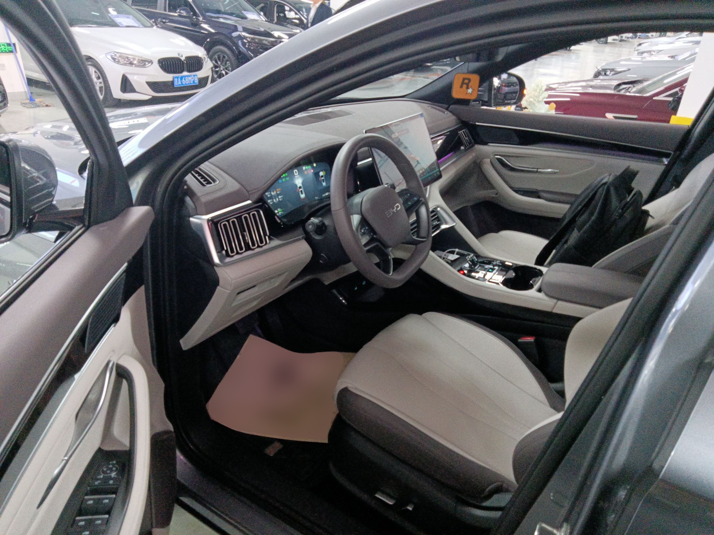 Переднее сиденье в автомобиле