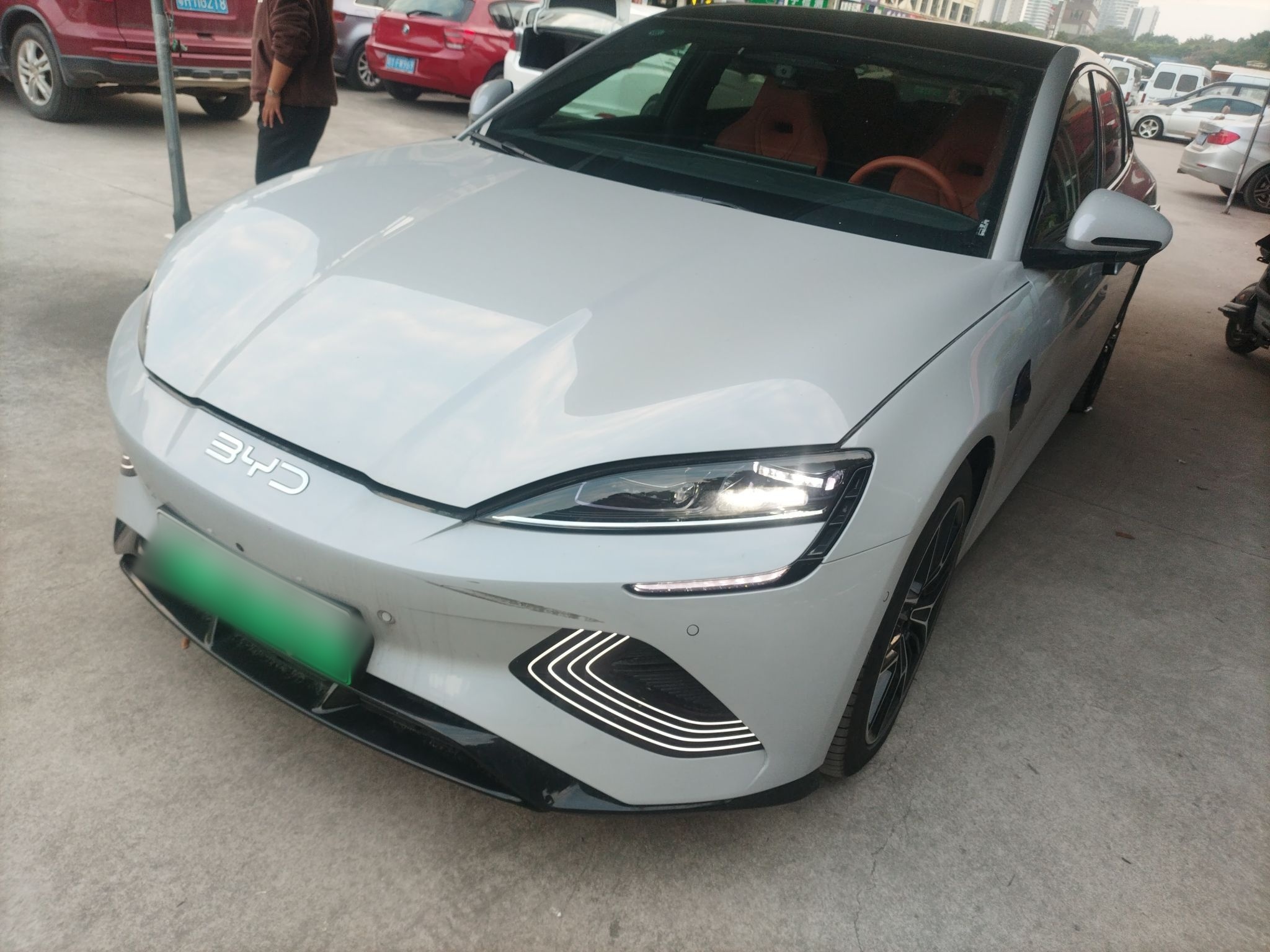 Под передней частью автомобиля