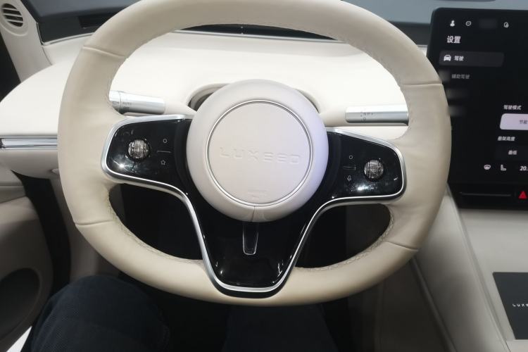 Used Hima Luxeed R7 2025 Range-Extended Version 251 km Max
