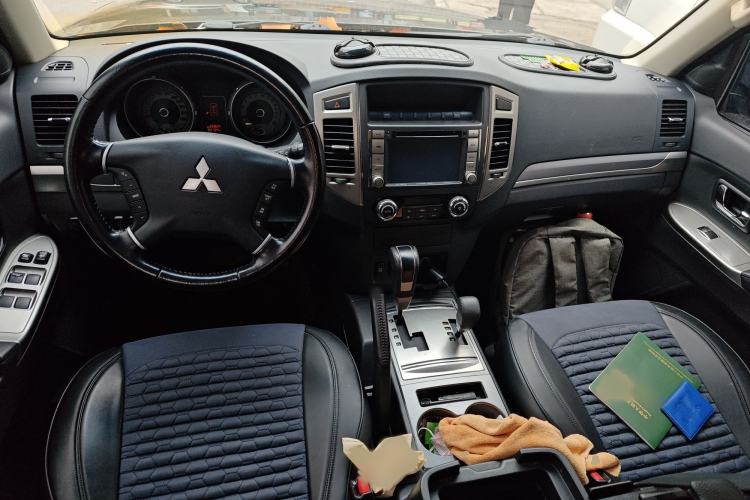 Used Mitsubishi Pajero 2015 3.0L Automatic Elite Overdrive Version China IV Standard Interior 2