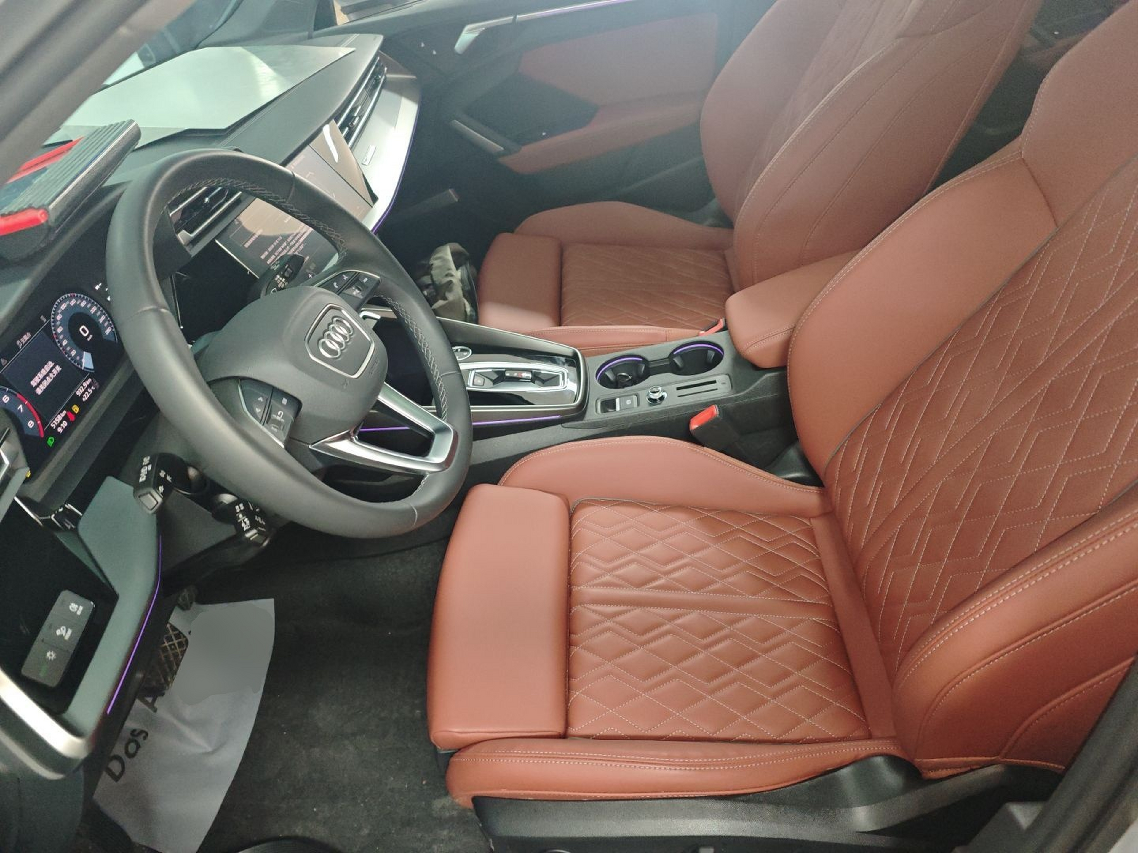 المقاعد الأمامية داخل السيارة