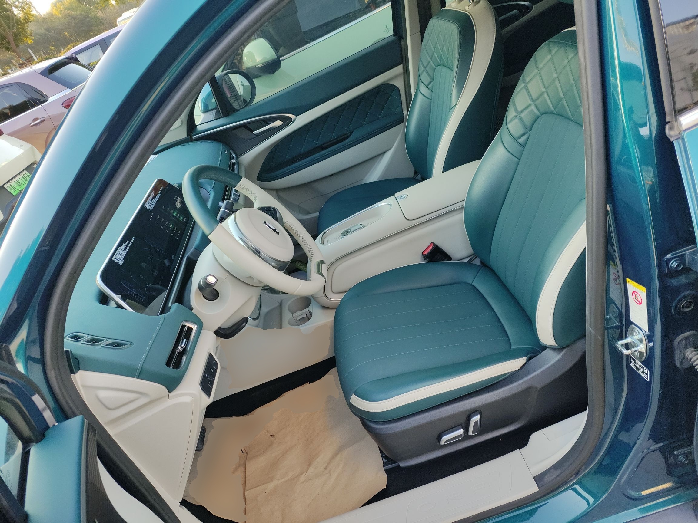 المقاعد الأمامية داخل السيارة