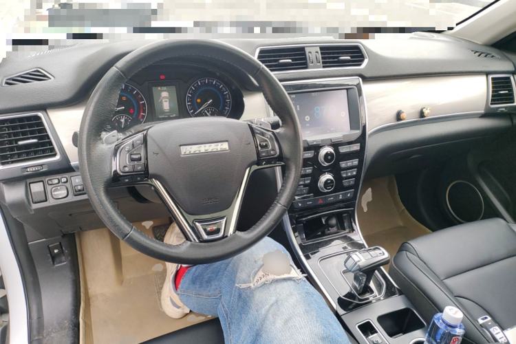 Used Haval H2 2018 Red-Label 1.5T Dual-Clutch Two-Wheel-Drive Luxury Model Center Console