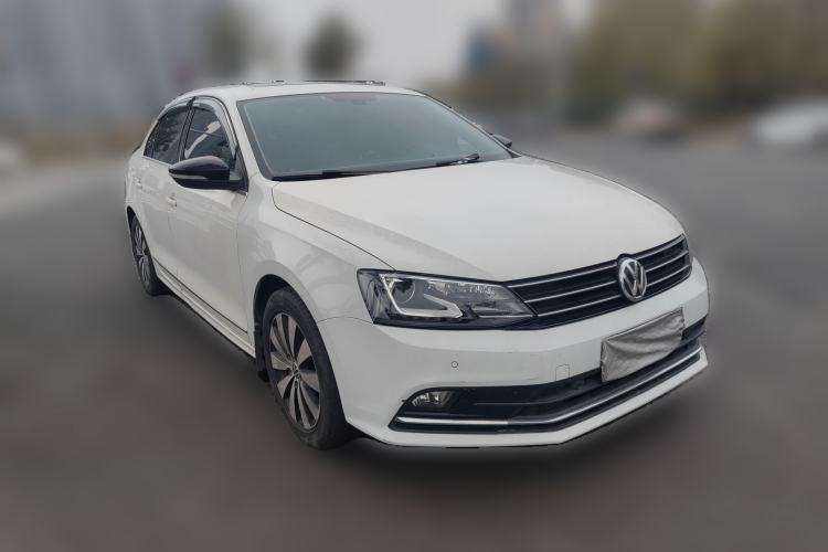 Used Volkswagen Sagitar 2015 230TSI Automatic Luxury Model Front Right 45 Deg