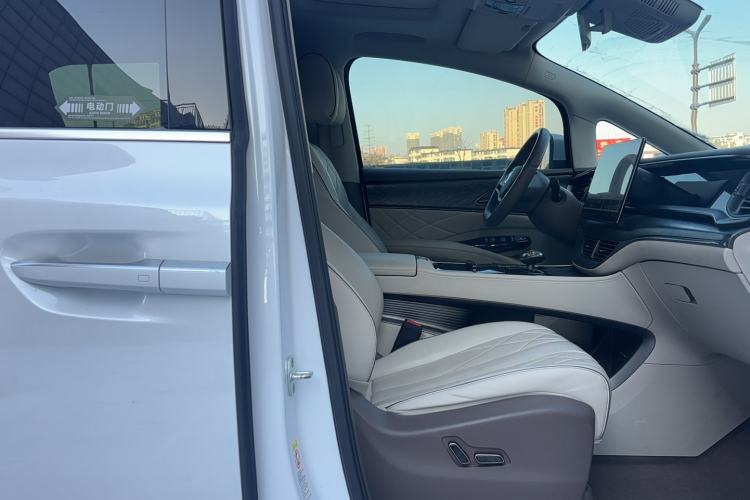 Used Denza D9 2022 EV 620 Prestige Model Right Front Seat