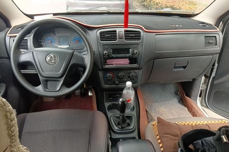 Used Dongfeng Fengon 330 2014 1.5L Manual Utility Version DK15 Center Console