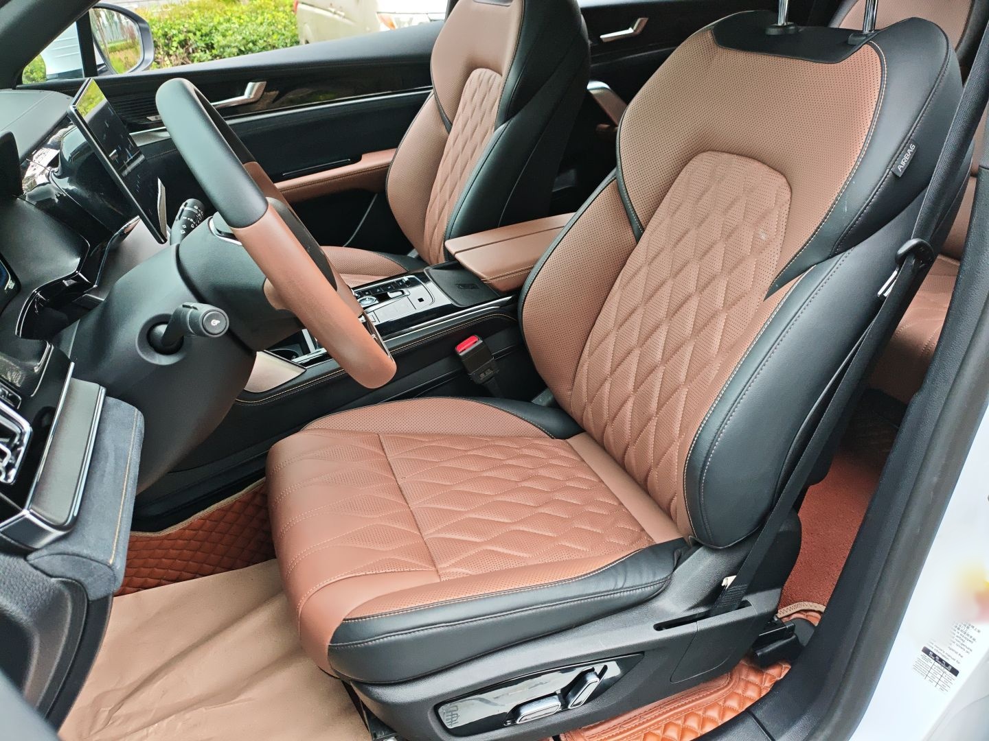 Переднее сиденье в автомобиле