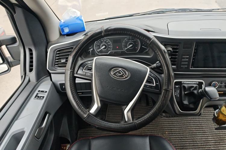 Used SAIC MAXUS Xintu V80 2023 2.0T AMT Classic Aoyuntong Short Wheelbase Mid-Roof 5/6-Seater Steering Wheel