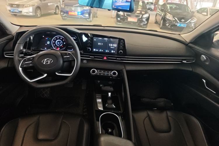 Used Hyundai Elantra 2021 1.5L CVT GLX Elite Edition Center Console